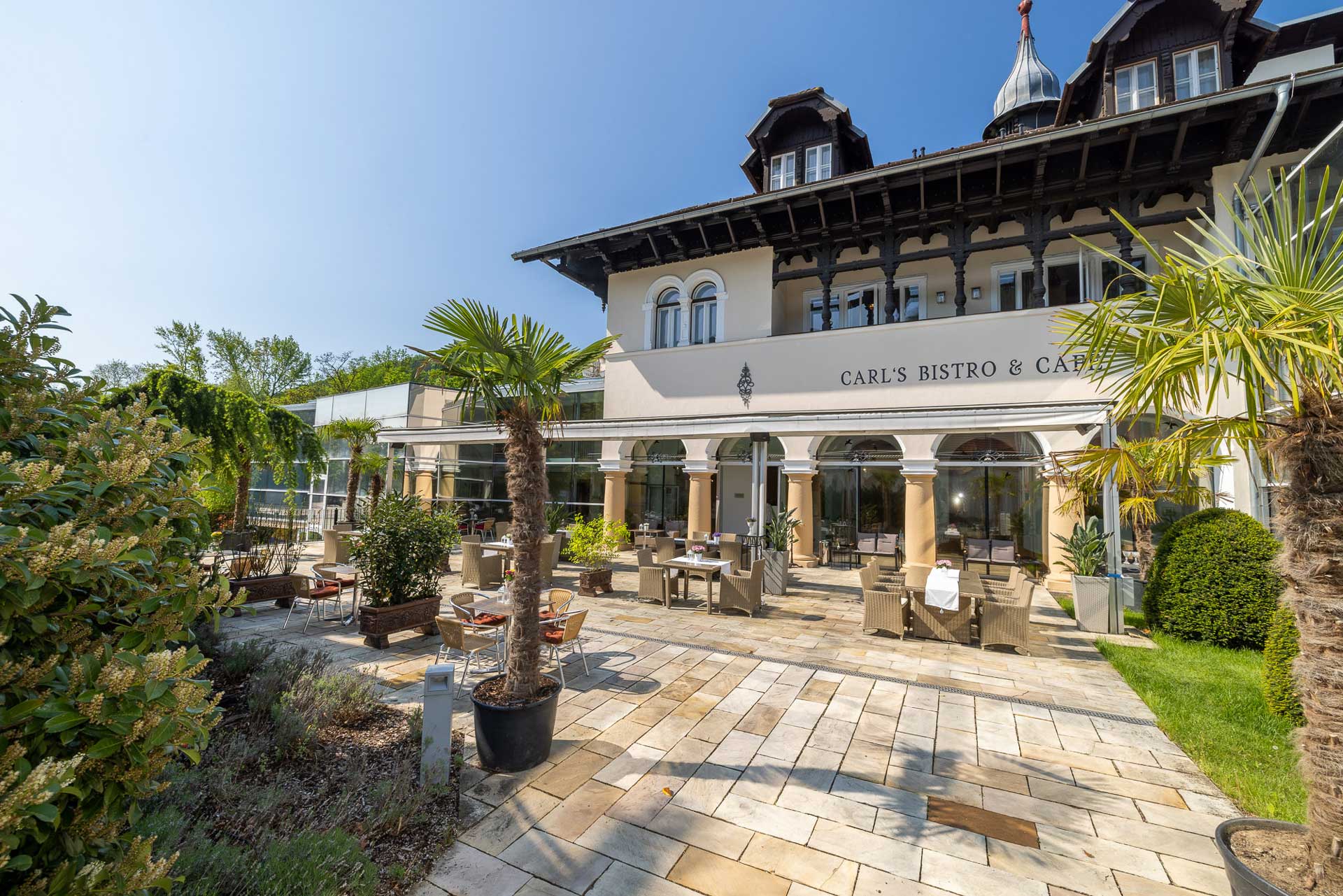 Das Hotel Sacher Baden mit Arkaden und Terrasse