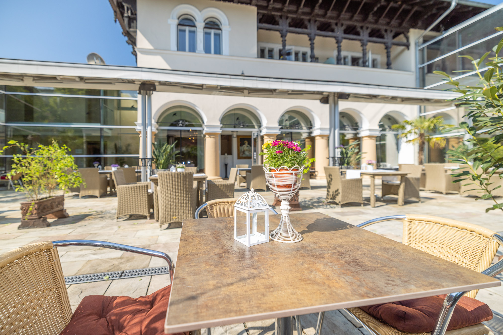 Die Arkaden und die Terrasse des Hauses am Nachmittag